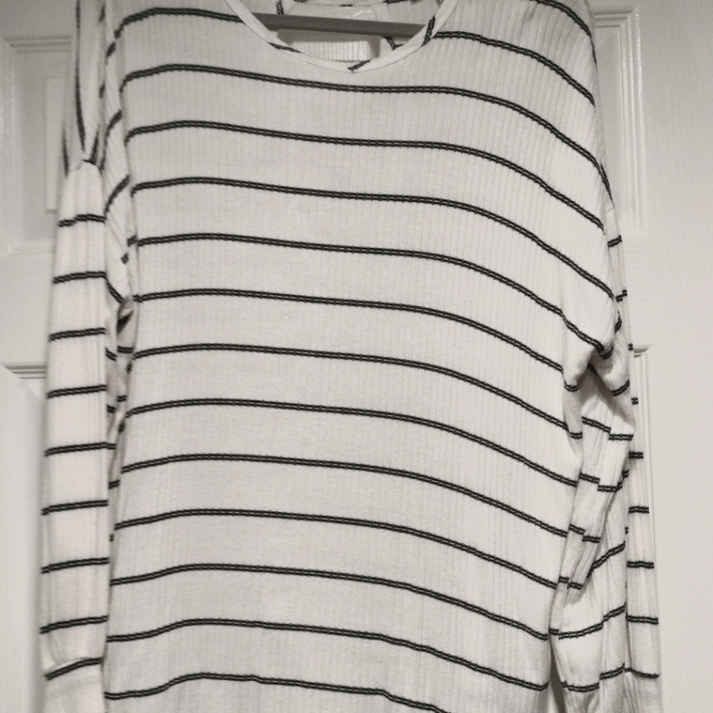 🤍🖤EUC WHITE BIRCH KNIT TOP🖤🤍